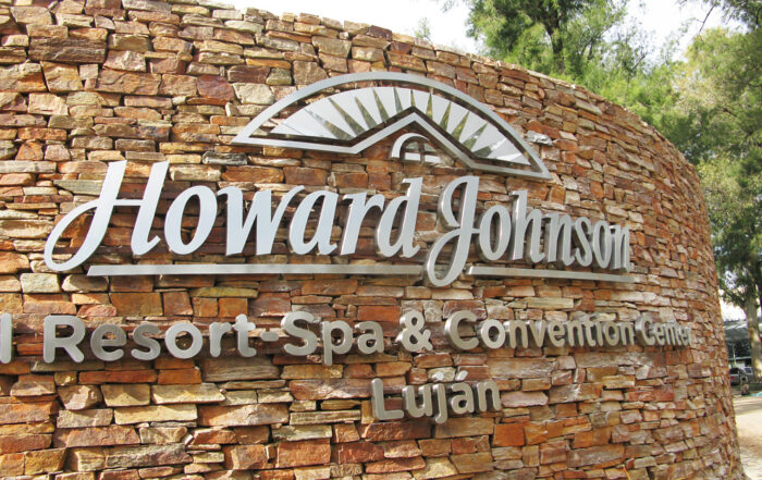 letras-acero-inox-corporea-tipo-cajon-pared-piedra