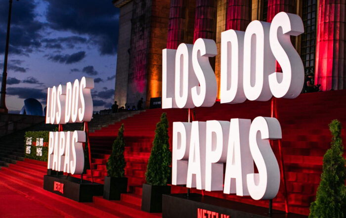 netflix-los-dos-papas-corporeo-evento-autoportante-escalinata